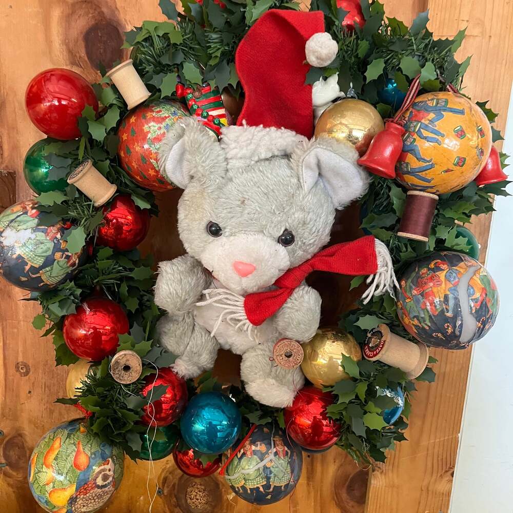 Hallmark Christmas Holiday Teddy Bear Wreath 22"